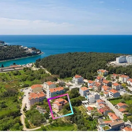 Tomas Near The Пула